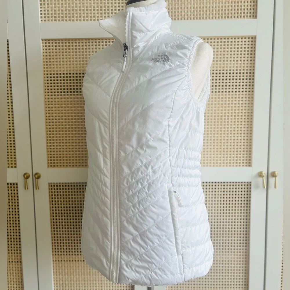 The North Face “Mossbud” Insulated Reversible Vest – TNF White (Size M) - Picture 3 of 15